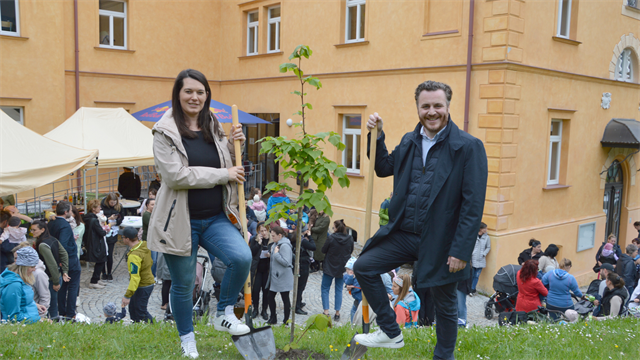 Jahrgangsbaum 2023 im Stadtpark gepflanzt: GRin Anna Wagner und Stadtrat Richard Aichwalder legten Hand an.